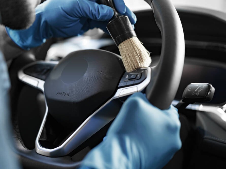 Nettoyage du volant au pinceau – nettoyage intérieur de voiture